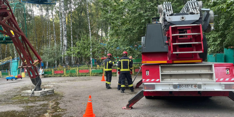 У Тернополі зупинилося колесо огляду, на якому перебували люди