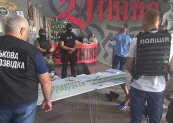 На Тернопільщині працівник центру комплектування виготовляв фальшиві документи для виїзду чоловіків за кордон