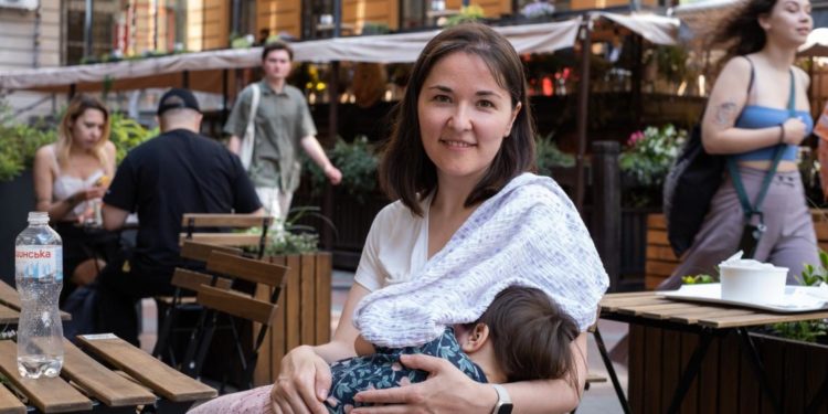 Грудне вигодовування — природне та важливе: будь-де! (Відео)