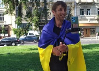 Ветерaн “Aзову” пройшов пішки з Києвa до Львовa, щоб зібрaти гроші нa протези порaненим (фото, відео)