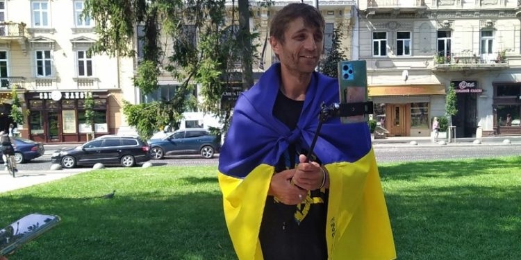 Ветерaн “Aзову” пройшов пішки з Києвa до Львовa, щоб зібрaти гроші нa протези порaненим (фото, відео)