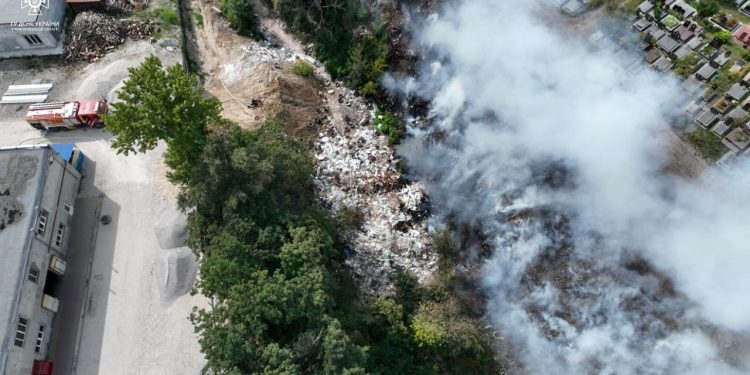 Поблизу Микулинецького кладовища в Тернополі виникла пожежа