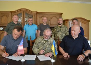 У Збаражі підписали меморандум, щоб виготовляти збірні бліндажі для фронту