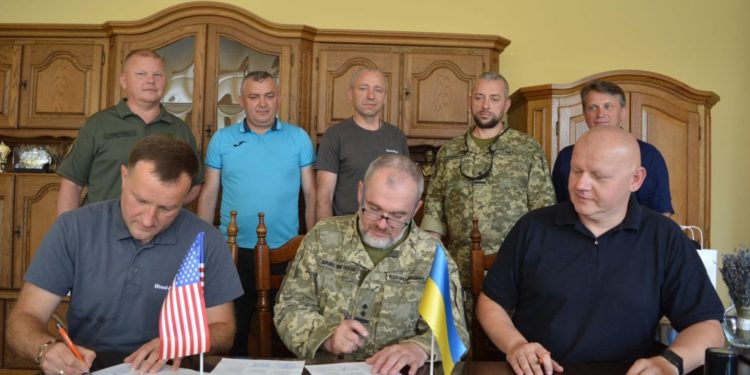 У Збаражі підписали меморандум, щоб виготовляти збірні бліндажі для фронту