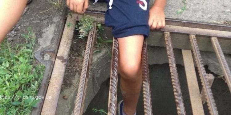 У Тернополі 15-річний хлопчик встромив ногу між решітками: визволяли рятувальники