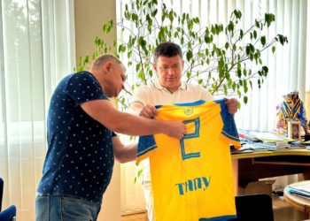 Збірна команда ТНПУ з футболу отримала комплект ігрової форми від іноземного партнера