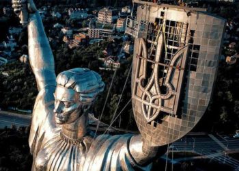 На монумент “Батьківщина-мати” встановили Герб України