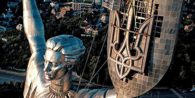 На монумент “Батьківщина-мати” встановили Герб України