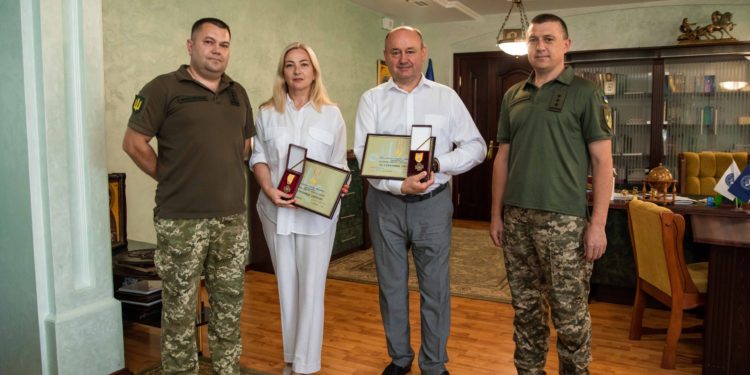 Ректор та голова вченої ради ЗУНУ отримали відзнаки від міністра оборони України