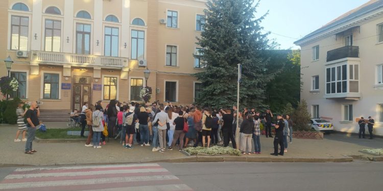 У тернопільської міськради вимагали менше коштів вкладати в бруківку, а більше – в ЗСУ