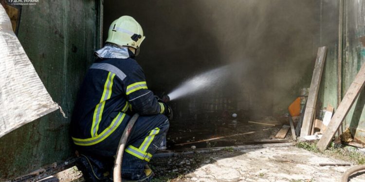 Тернопіль захлиснули масштабні пожежі: горів склад олії (фоторепортаж)