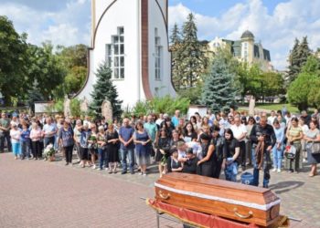 Із воїном Романом Карпосюком прощалися на Тернопільщині