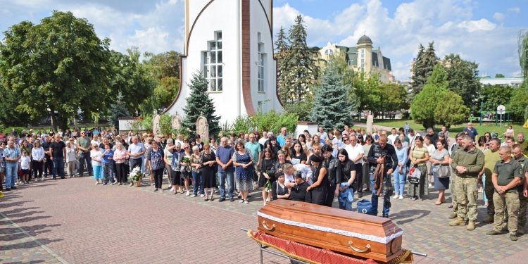 Із воїном Романом Карпосюком прощалися на Тернопільщині