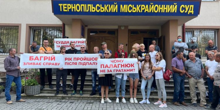 Тернопільський суд пікетували: чому досі немає вироку? (Фото та відео)