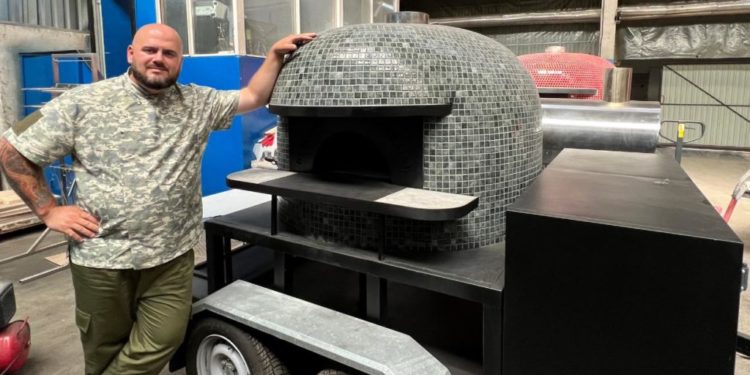Піцайоло з Тернопільщині анонсував проєкт для воїнів: готуватиме піцу з коліс