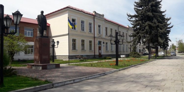 Освітній скандал на Тернопільщині: зі школи звільнили вчителів-пенсіонерів