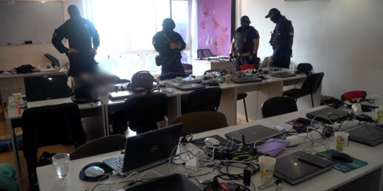 Поліцейські Тернопільщини допомагали у викритті банди шахраїв (фото та відео)