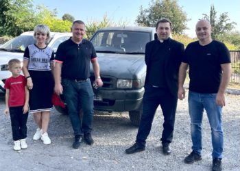Благодійний фонд “Пам’ять і любов” везе на передову машину, яку придбали жителі Байковецької громади