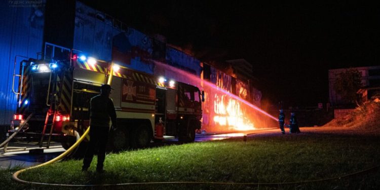 Вночі у Тернополі вирувала масштабна пожежа (фото та відео)