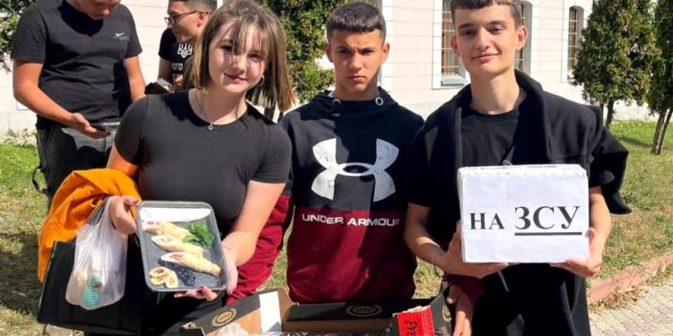 Ярмарок на підтримку ЗСУ провели студенти Чортківського фахового коледжу економіки та підприємництва ЗУНУ