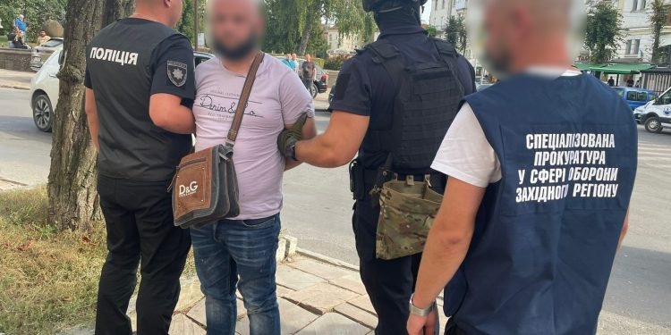 Ставили на лічильник: рекетирів затримали в центрі Тернополя