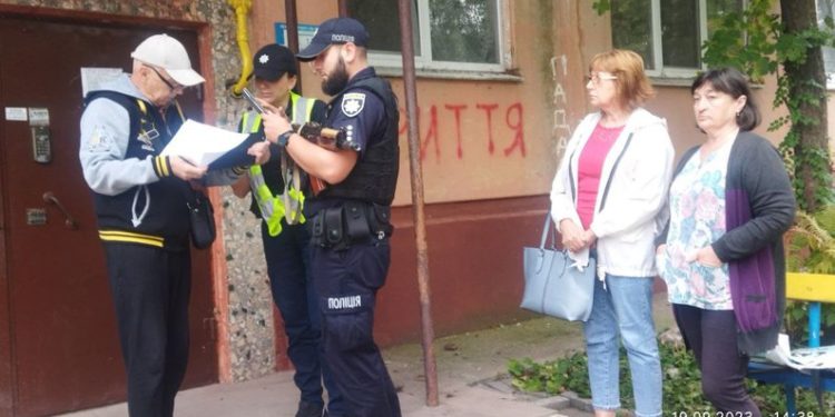 У Тернополі вночі встановили МАФ на зеленій зоні біля будинку