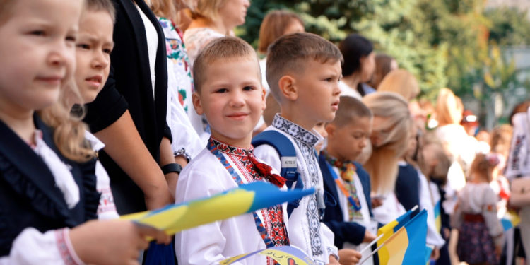 Навчання заради відновлення: начальник Тернопільської ОВА привітав школярів і вчителів із 1 вересня