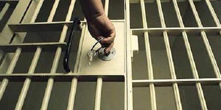 На Тернопільщині чоловік вирвав сумку в жінки, але зашпортався і впав з нею