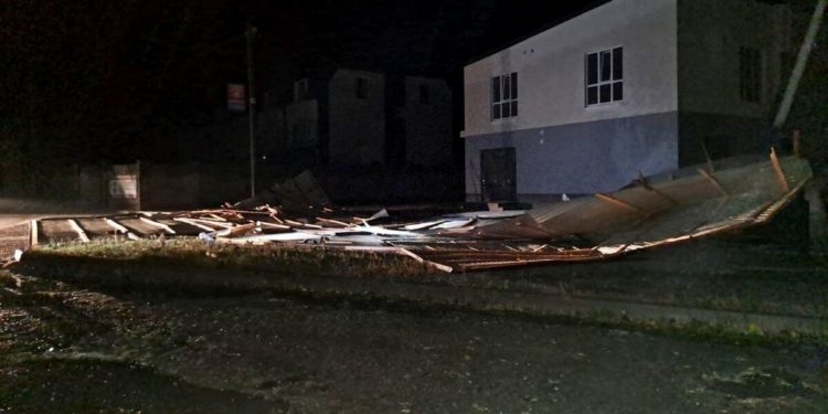 В Україні через негоду в кількох областях знеструмлені населені пункти