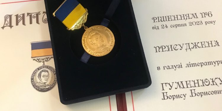 Бійцю та поету Борису Гуменюку вручили Народну премію ім. Тараса Шевченка