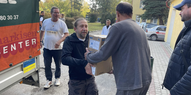 Партнери «Української команди» з Німеччини привезли повний автобус допомоги для лікарні у Збаражі