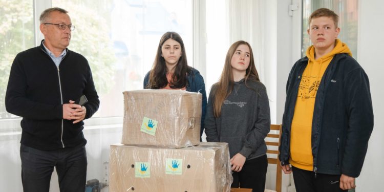 «Подаруй тепло воїну»: у ЗУНУ зібрали теплі речі для захисників