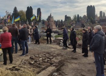 У Тернополі на кладовищі демонтували плити з могили військового