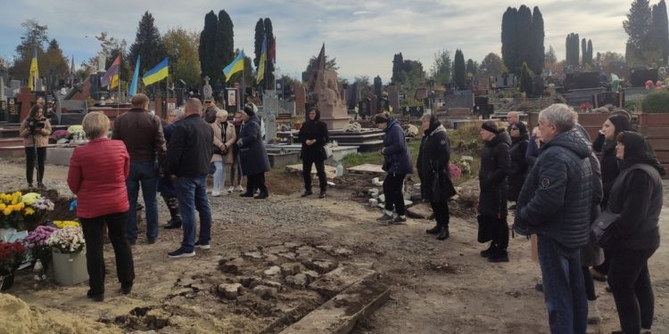 У Тернополі на кладовищі демонтували плити з могили військового