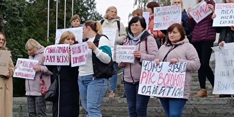 У Тернополі рідні військовослужбовців вийшли на пікет “за ротацію”