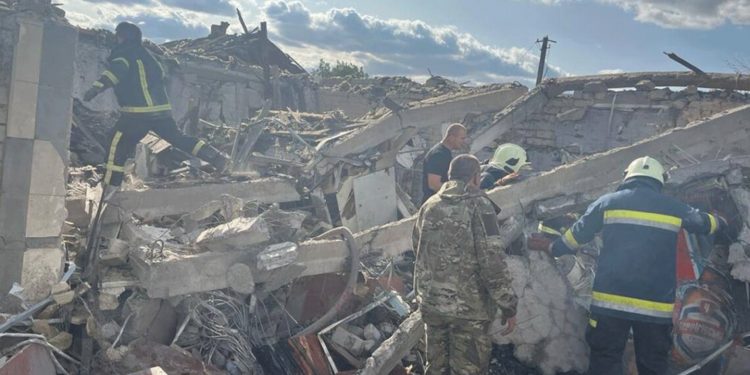 Війська РФ вдарили ракетою по кафе на Харківщині, де проходили поминки