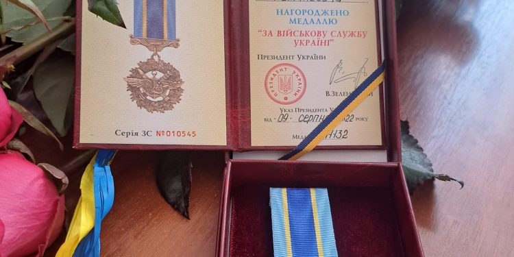 Відзнаку від президента вручили матері пораненого воїна з Тернопільщини