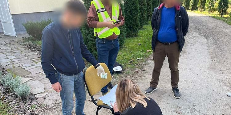 Поліція Тернопільщини арештувала посадовця, який вимагав хабар за дозвільні документи