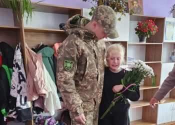 Захисник з Тернопільщини зустрівся зі школяркою, яка написала йому лист-оберіг