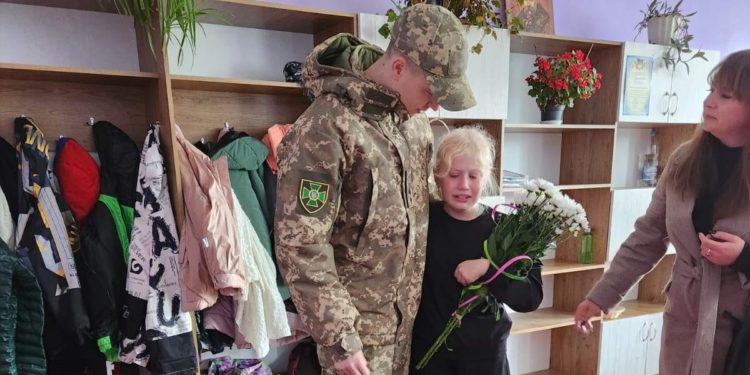 Захисник з Тернопільщини зустрівся зі школяркою, яка написала йому лист-оберіг