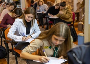 Понад півсотні людей писали радіодиктант національної єдності у Тернопільському краєзнавчому музеї