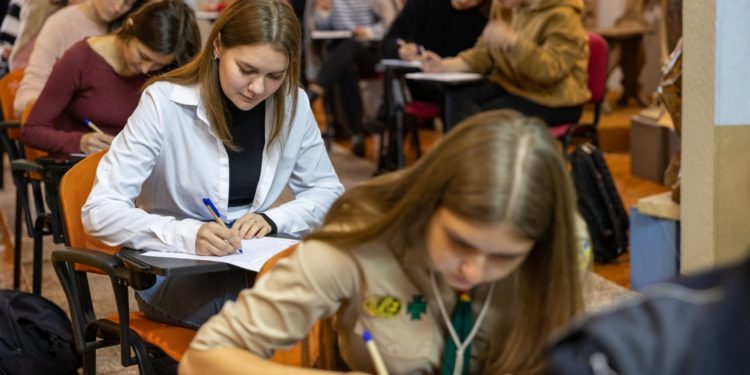 Понад півсотні людей писали радіодиктант національної єдності у Тернопільському краєзнавчому музеї