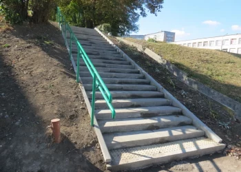 Пів мільйона на ремонт сходів та тротуару біля школи у Тернополі