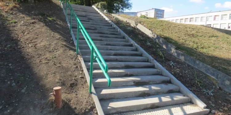 Пів мільйона на ремонт сходів та тротуару біля школи у Тернополі