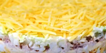 Бюджетний рецепт святкового салату