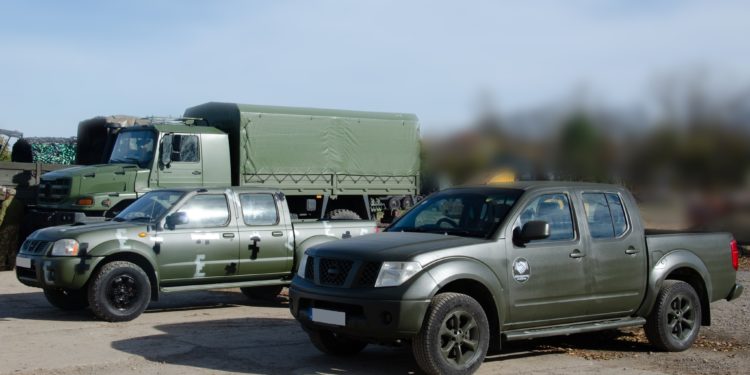 Тернопільська ОВА передала захисникам два пікапи Nissan