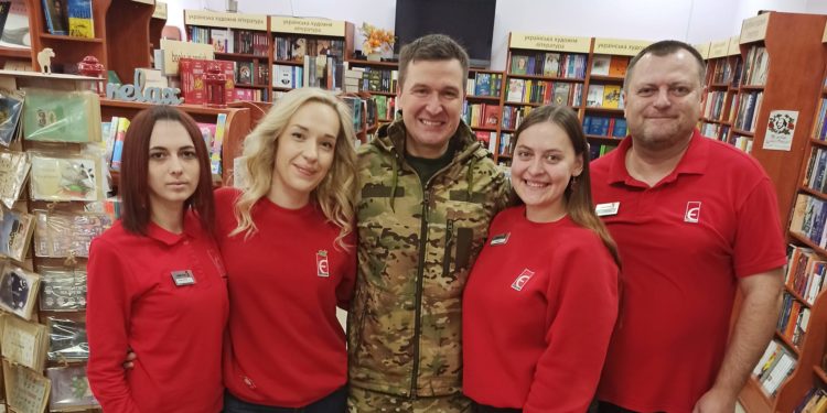 До тернопільської книгарні завітав її працівник, який захищає країну на сході
