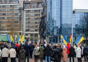 Хвилиною мовчання і квітами вшанували учасників Революції Гідності у Тернополі