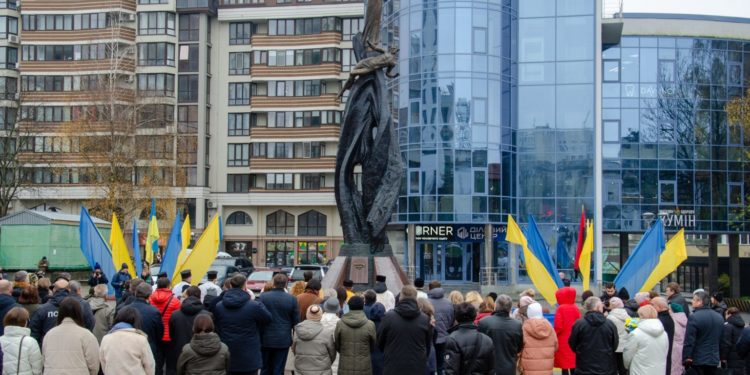 Хвилиною мовчання і квітами вшанували учасників Революції Гідності у Тернополі