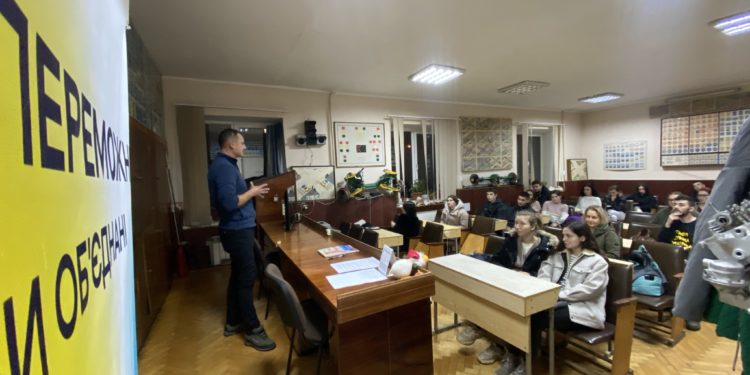 Як їздити під час ожеледиці розповідали учасникам навчання від Центру готовності цивільних у Тернополі
